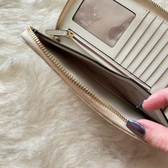 Authentic Michael Kors Jet Set Signature Logo Vanilla Cream Zip Wallet Wristlet - Picture 7 of 9